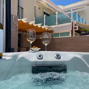 With Jacuzzi And Pool Access Сasa de vacaciones